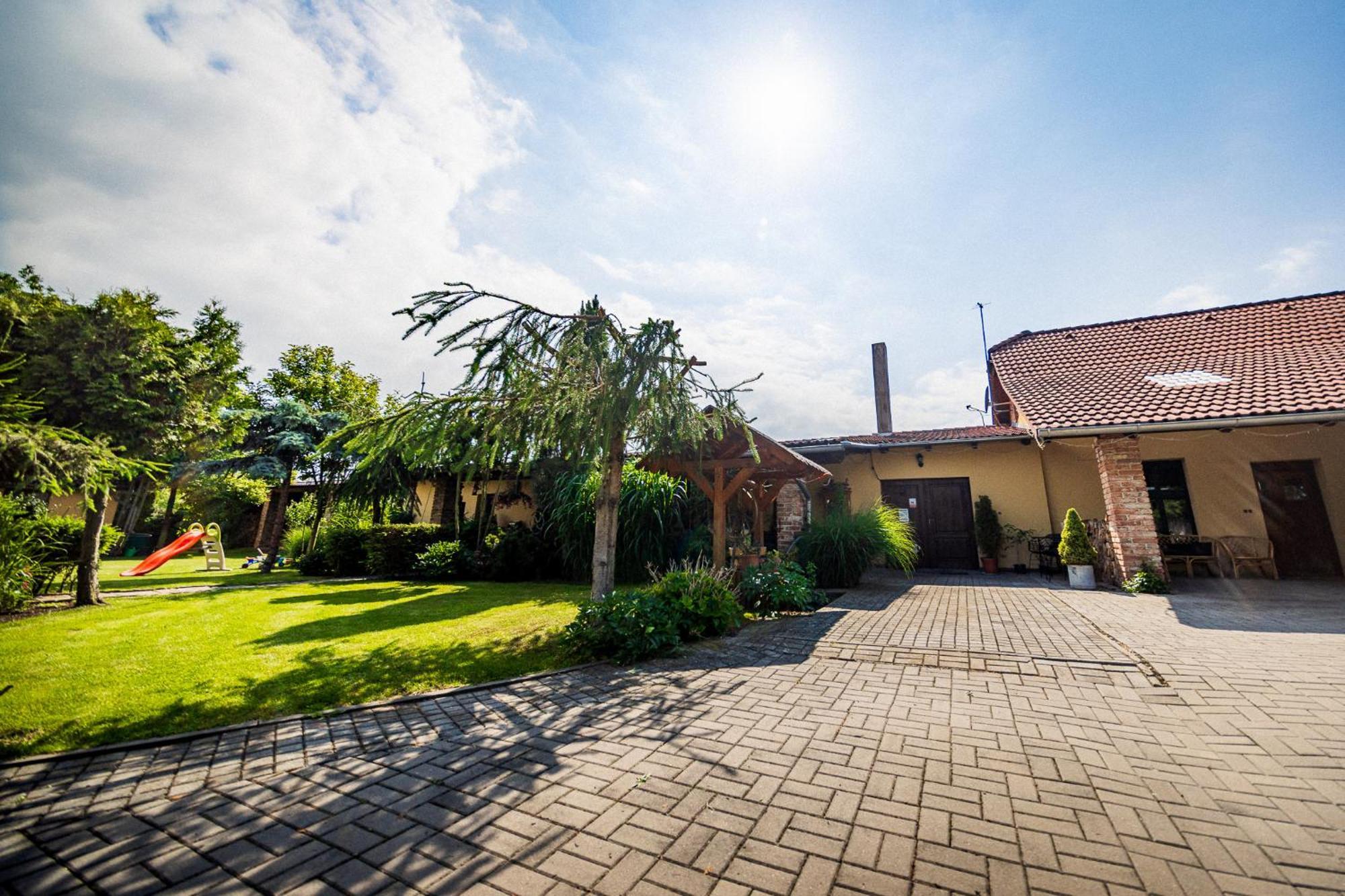 Villafilippa Kresetice Buitenkant foto