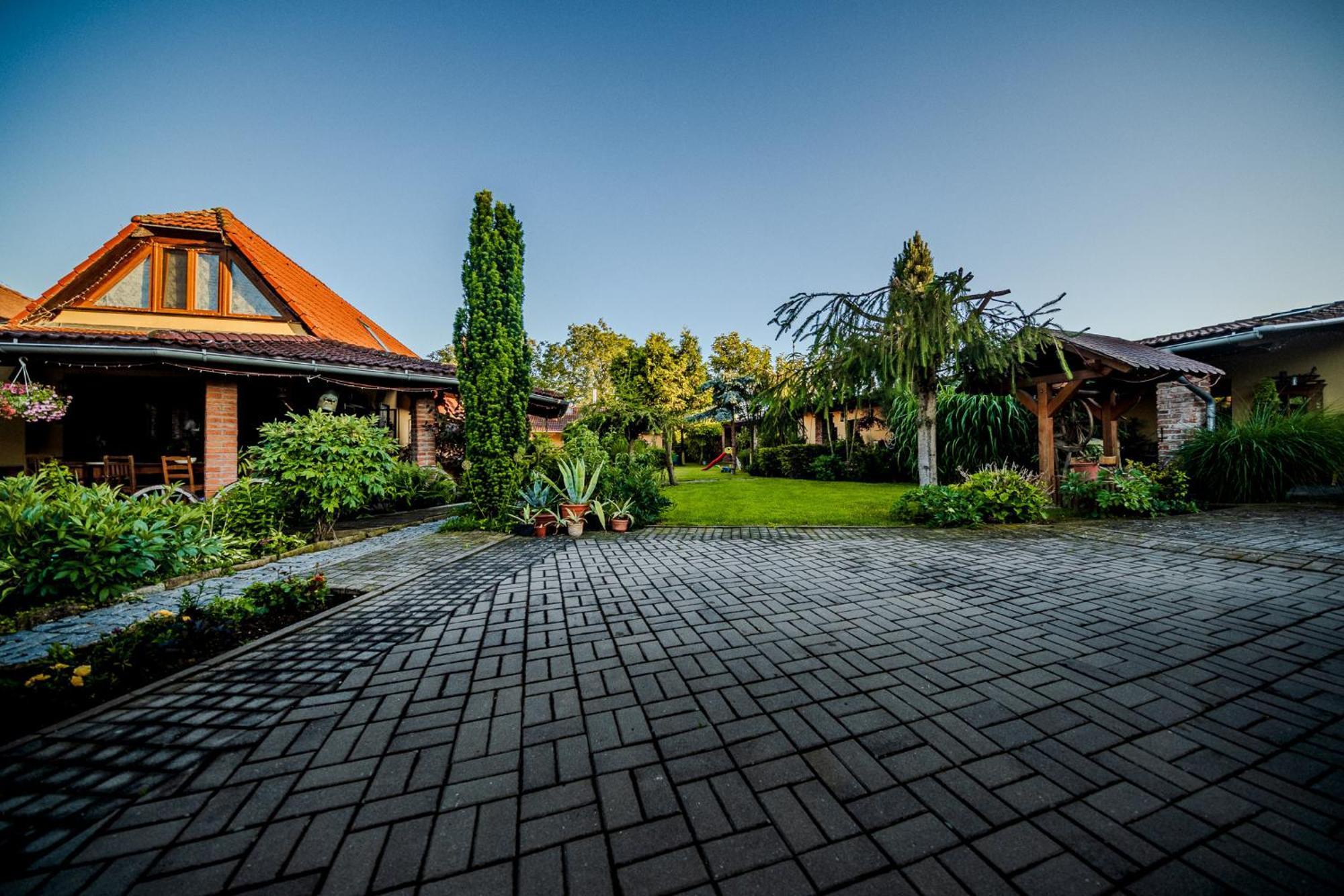 Villafilippa Kresetice Buitenkant foto